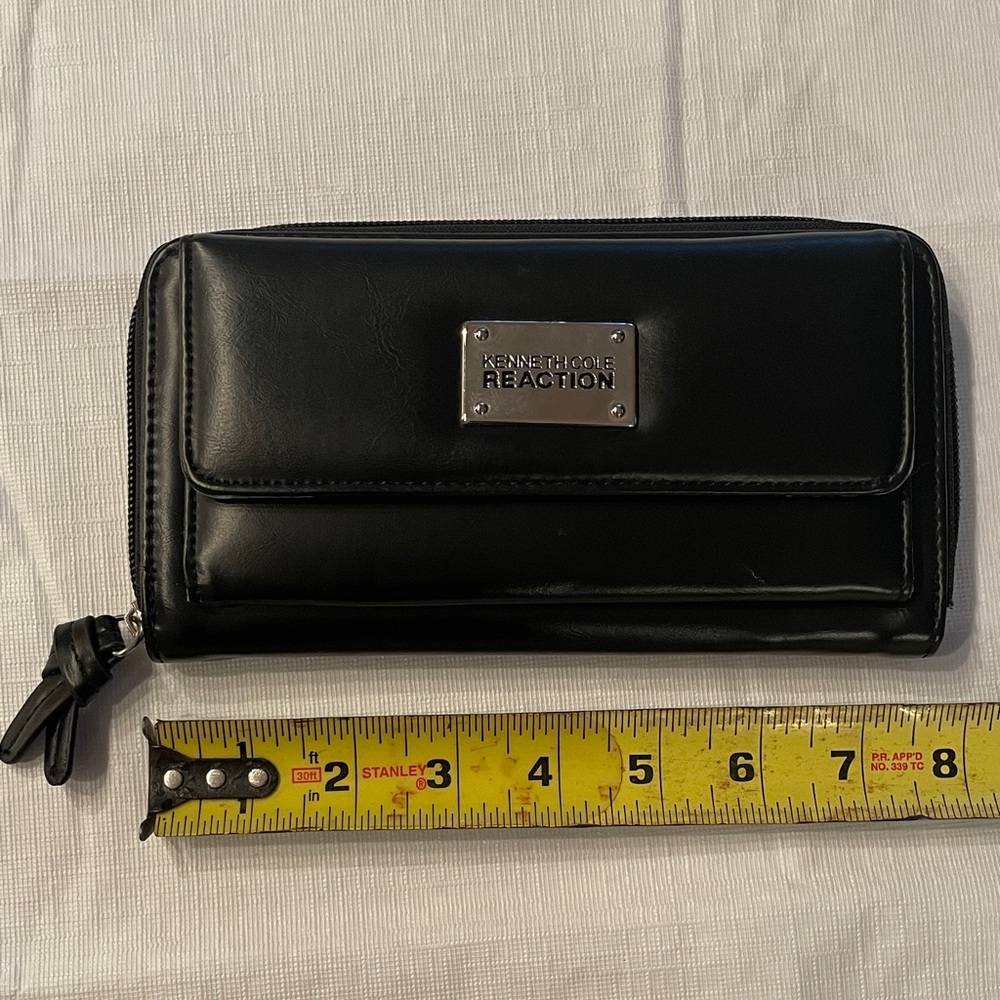 Kenneth Cole Reaction Black Zip-Around Wallet